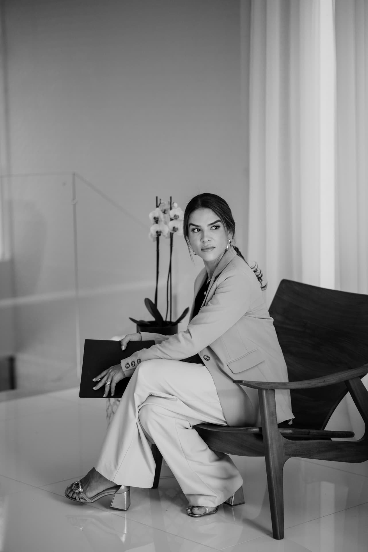Carol Martins em retrato preto e branco